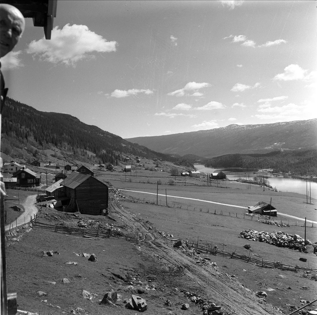 Fjellbygd, utsikt over området, hus i bakgrunnen, sted ukjent, 20.05.1959.