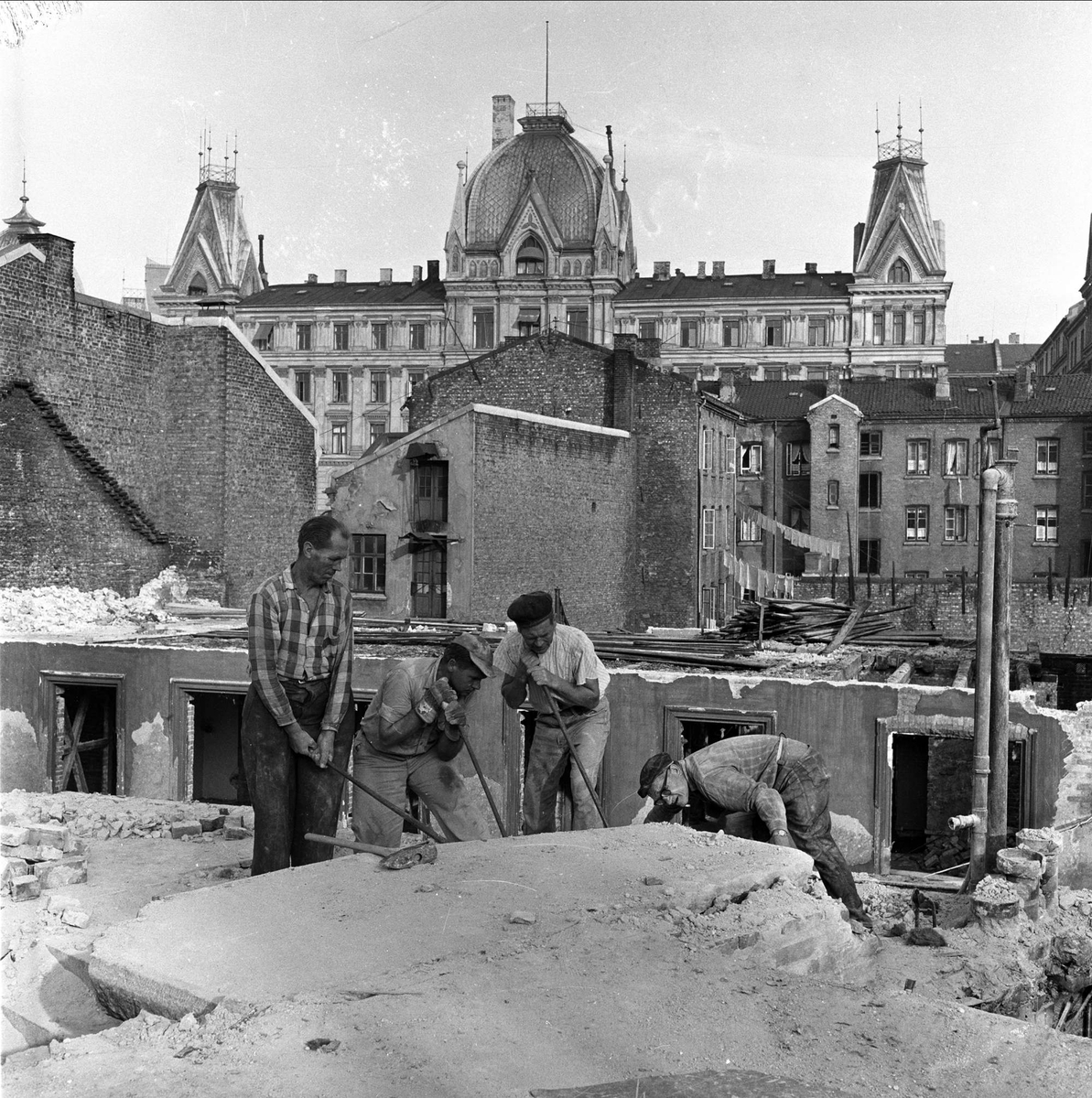 Victoria Terrasse, anleggsarbeidere i forgrunnen, Oslo, antatt august 1959.
