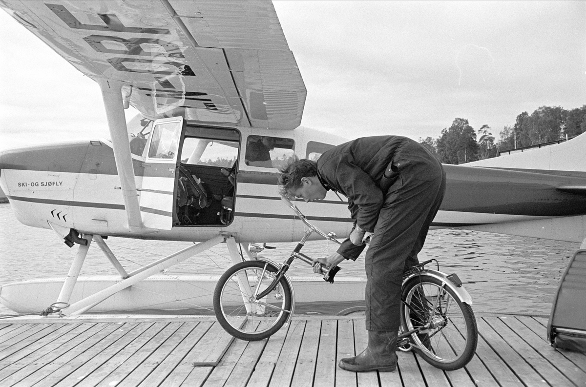 Nordmarka, fly- og sykkeltur, Nordmarka, Oslo, 1967, sjøfly, sykkel settes sammen.