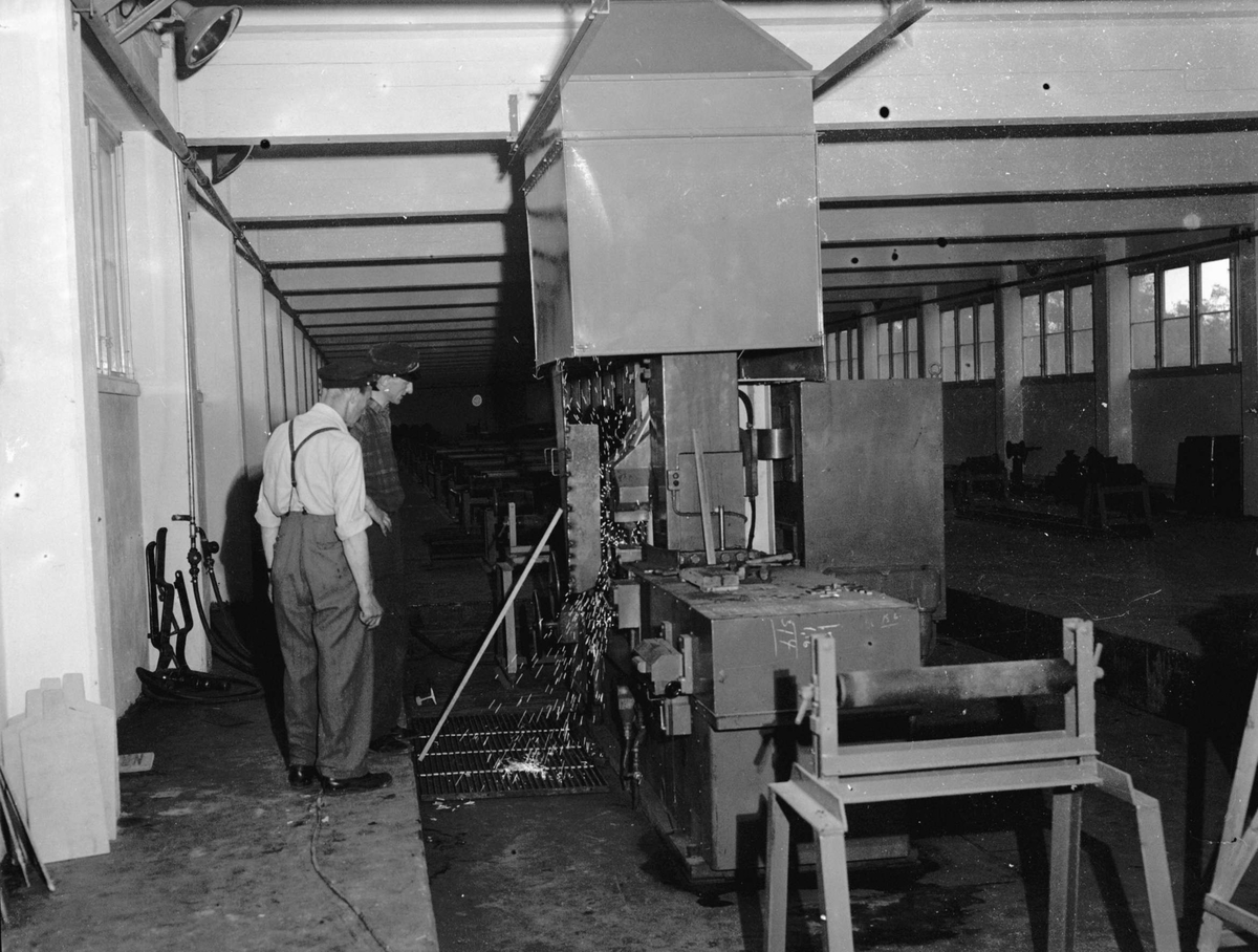 Jernbaneteknikk på Alnabru, Oslo 27.06.1953. Mann ved maskin.