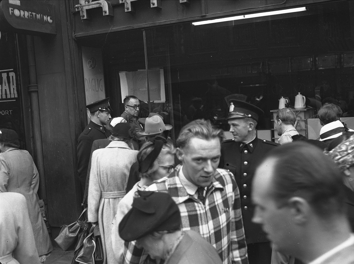 Grensen. Oslo, september 1952. Kaffekø. Gatebilde med politi og mennesker.