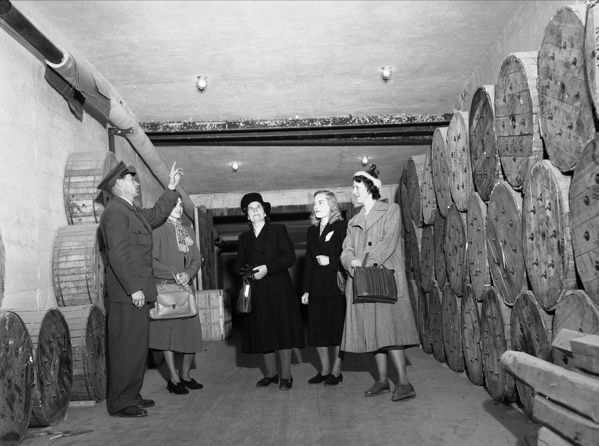 Askim Viking Gummivarefabrikk, Østfold, 01.01.1952. Omvisning i fabrikken. 