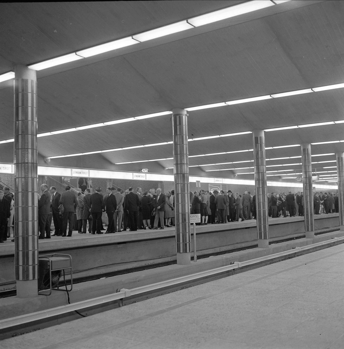 Innvielse tunnelbanen, gjester ant. på Jernbanetorget stasjon, Oslo, august 1961.