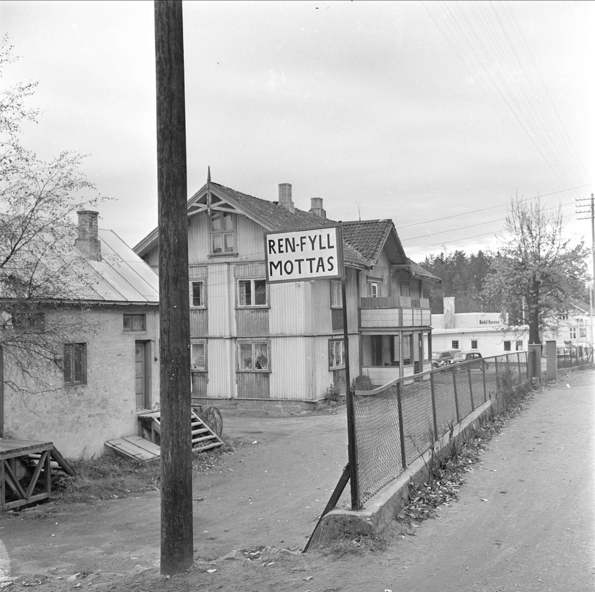 Gjelleråsen, veiutbygging, hus i bakgrunnen, skilt "Ren fyll mottas" Gjelleråsen, Skedsmo 22.10.1962.