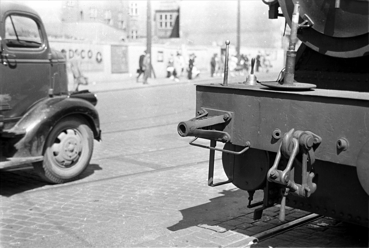 Damplokomotiv fra havnebanen med håndbjellen til personen som gikk foran toget for å varsle i trafikken. Chevrolet bulldog lastebil årsmodell 1946-47.
