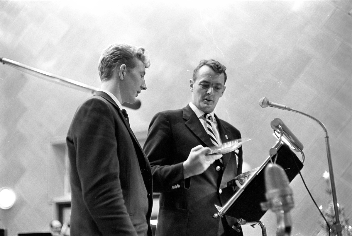 Kringkastingens "Vi går ombord", juleprogram, Oslo, 24.12.1962. Erik Bye og mann med mikrofoner.