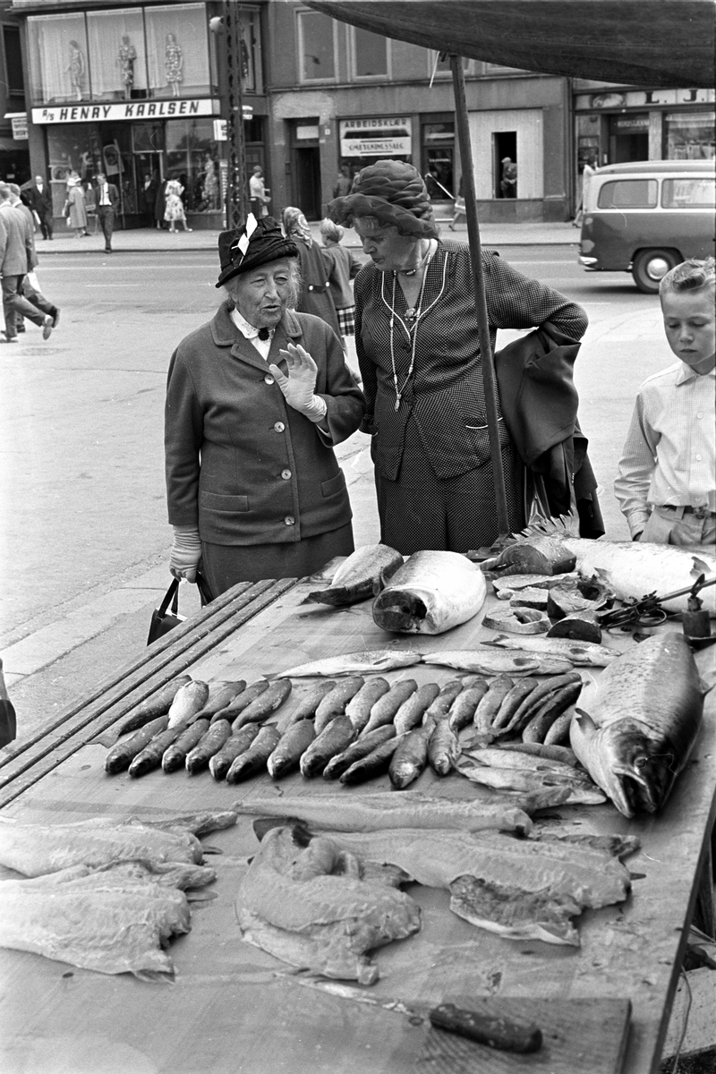 Kvinner på fisketorget, Bergen, mai 1963.