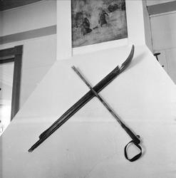 Breidablikk turisthotell, Sør-Aurdal, mai 1957. Peis med ski