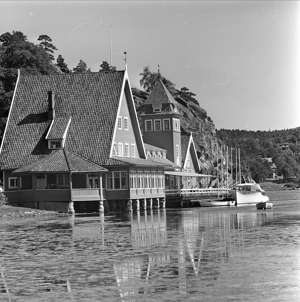 Stemning før regatta på Hankø, Fredrikstad, Østfold, juni 1964.  Seilerkroen og Hankø Yachtklubb.