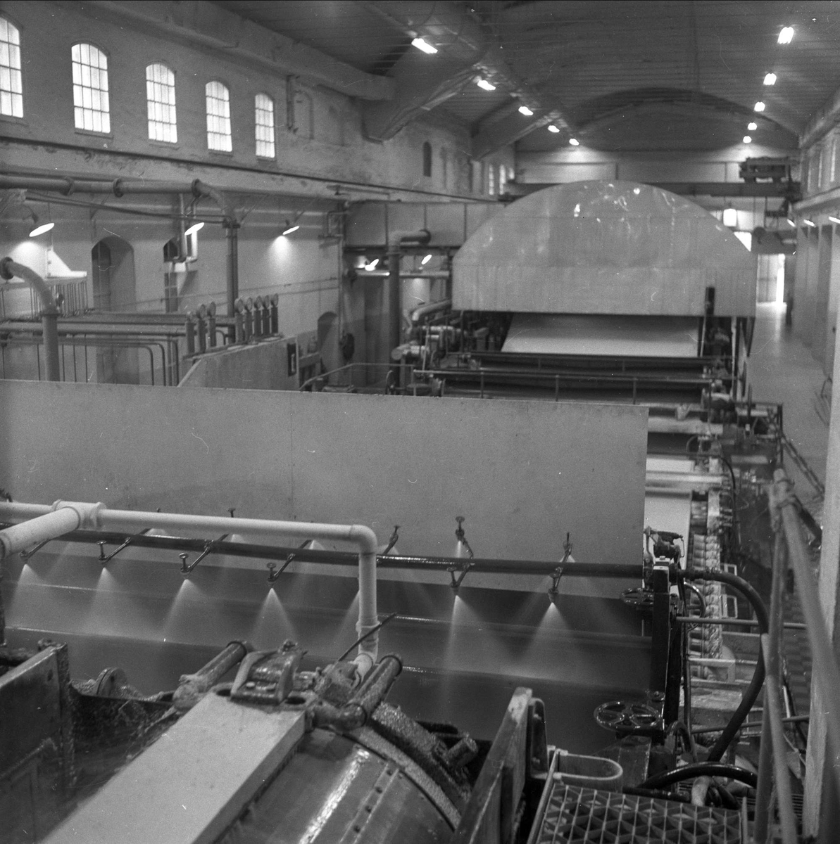 Holmen Brug i Hokksund, Øvre Eiker, Buskerud, 02.10.1958. Maskiner til produksjon av papir.