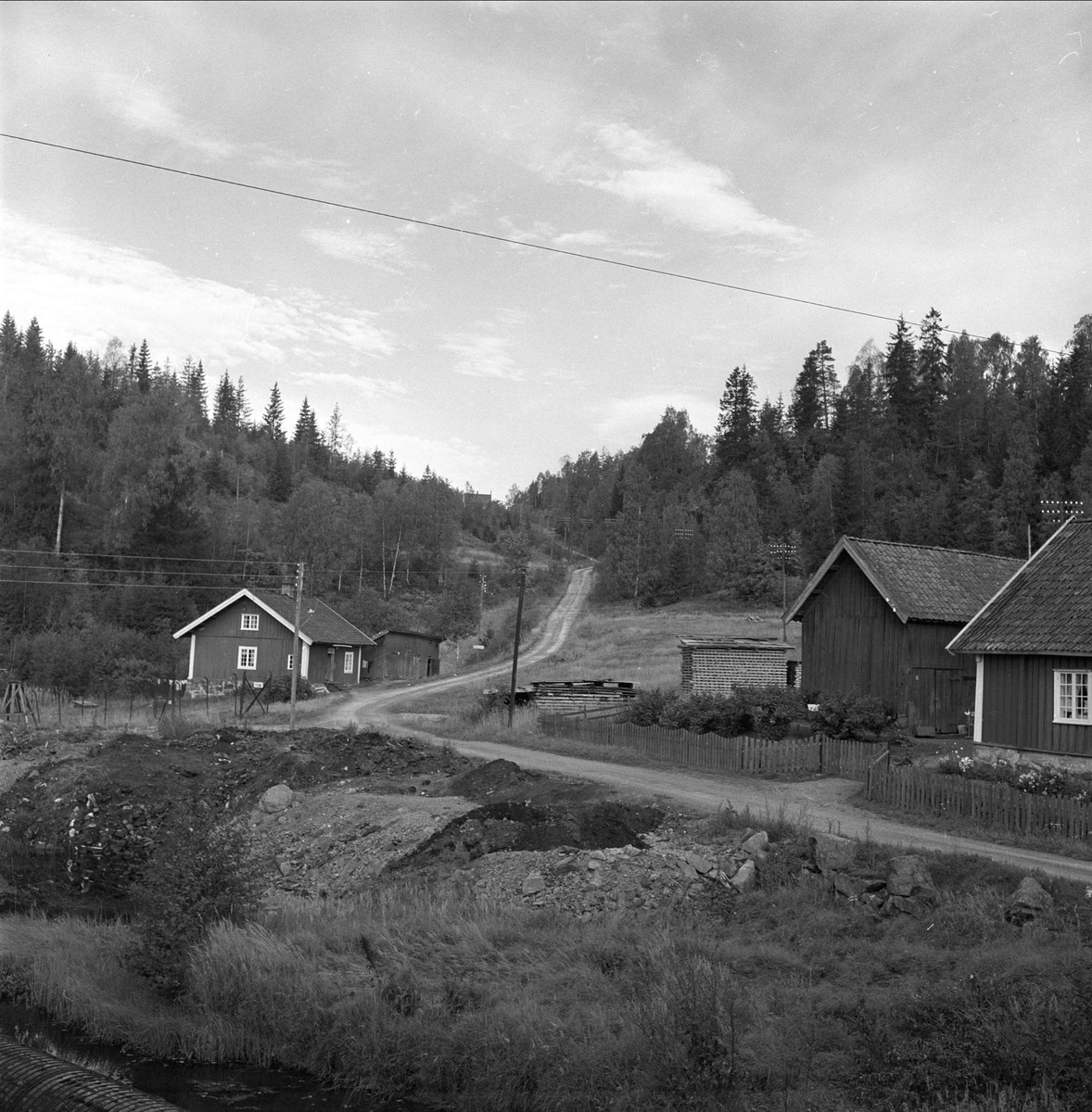 Glimt fra Lommedalen, Bærum, 07.09.1959. Boliger langs landevei i skogen.