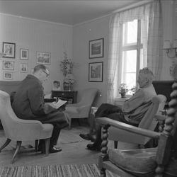 Rødtvedt gård, Oslo, 01.12.1957. Interiør med møbler og to m