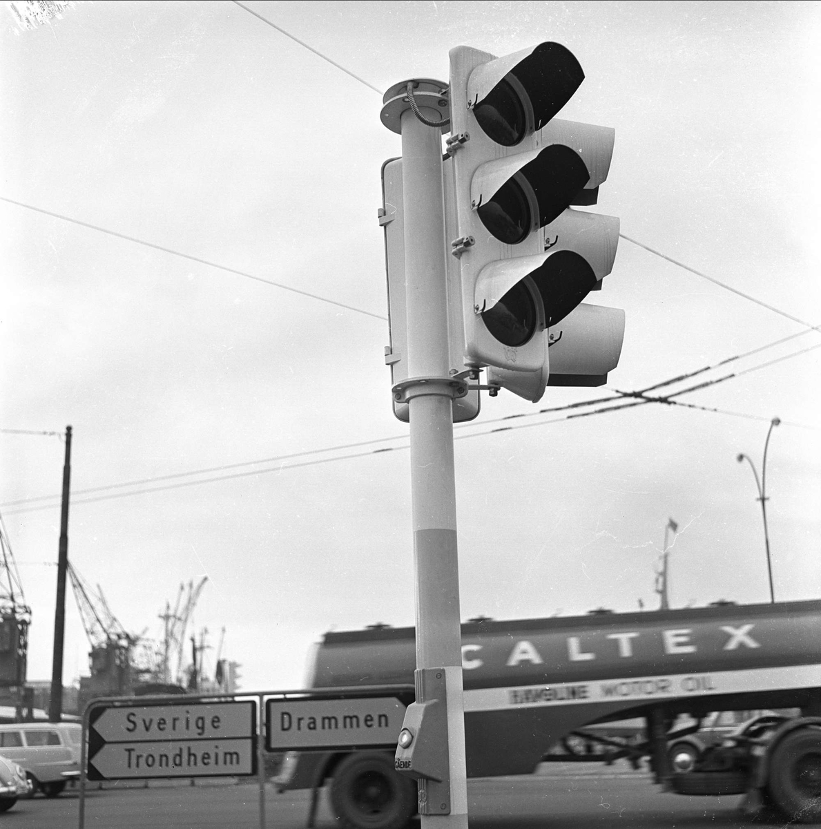 Sjølystveien, Oslo, november 1961. Nytt trafikklys på Sjølystveien ved Østbanen.