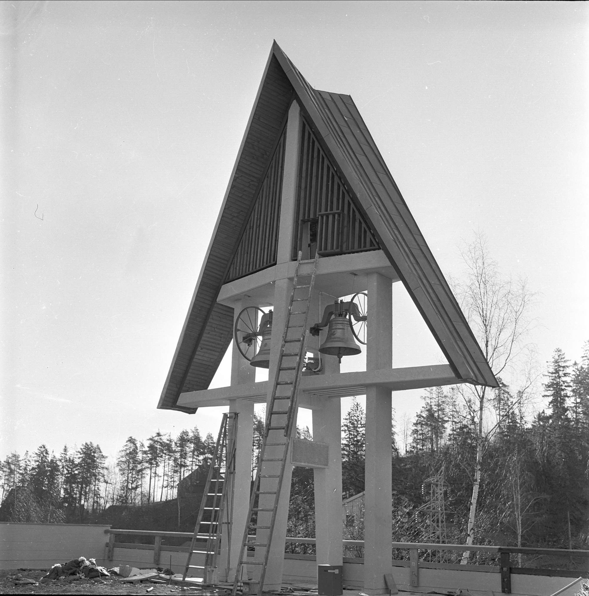 Jar, Bærum, Akershus, 24.03.1961. Jar nye kirke. Kirkeklokker