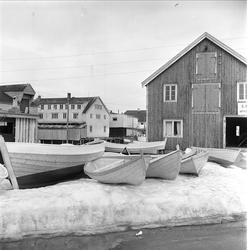 Lofoten, Nordland, april 1963. Kystlandskap. Båter og sjøbod