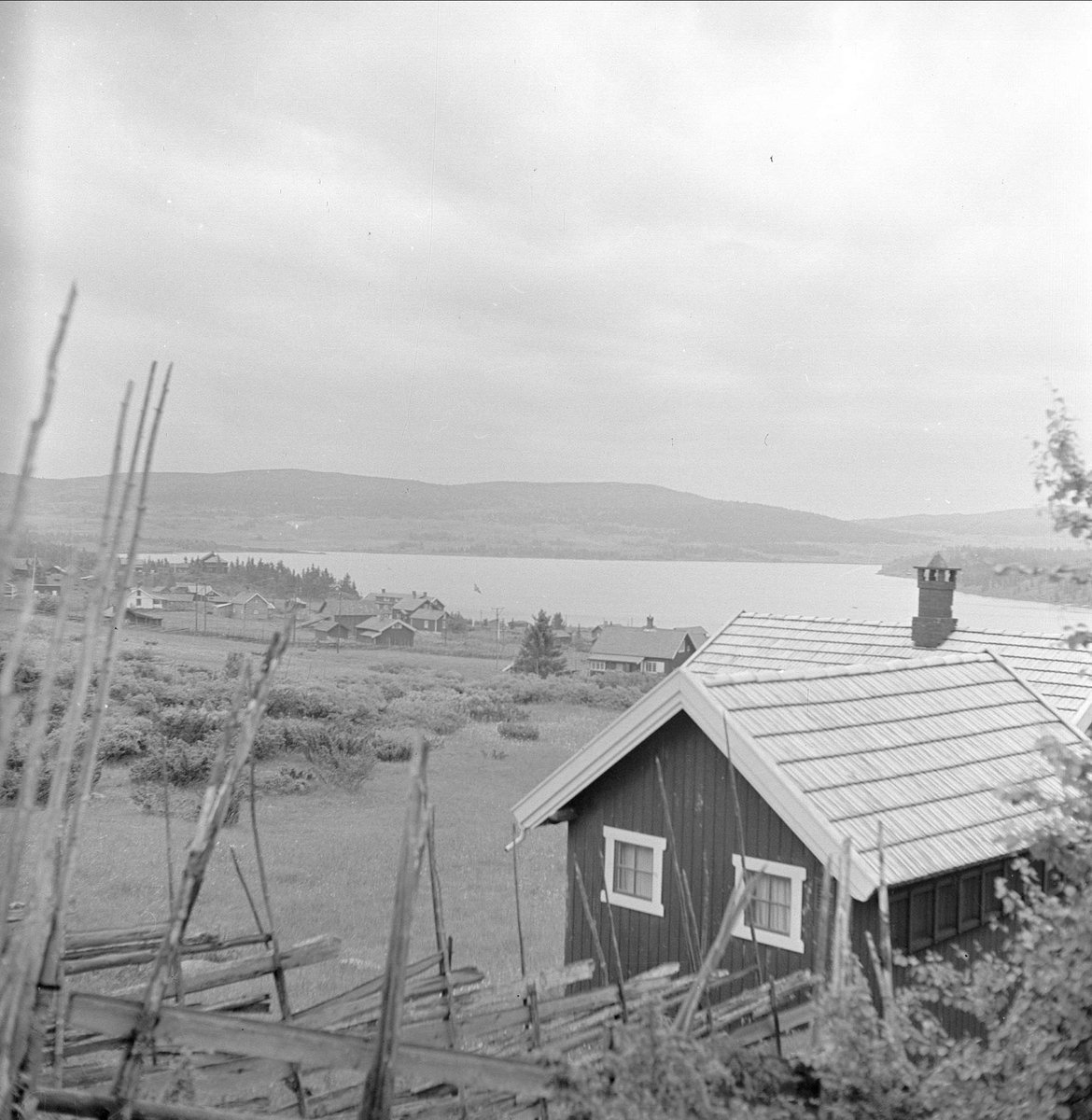 Sjusjøen, Ringsaker, Hedmark, juli 1954. Fjellandskap med hytter.