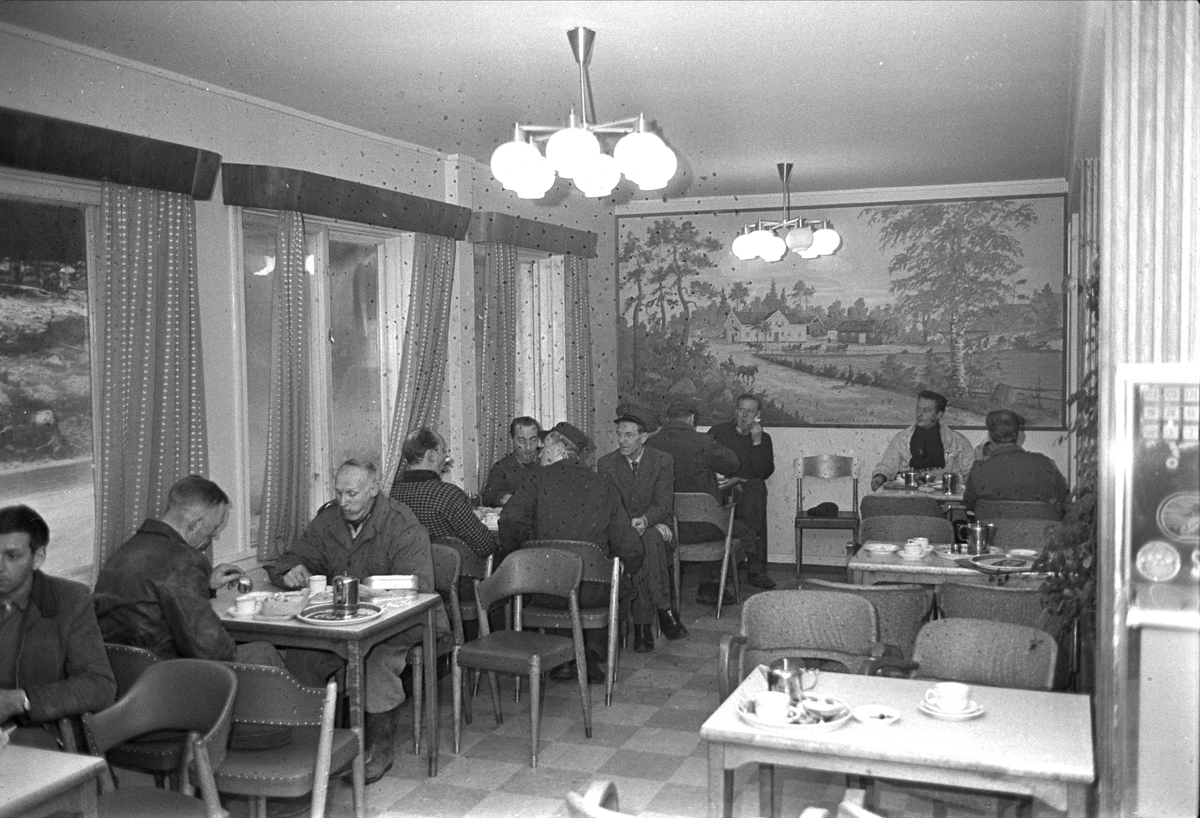 Fra Tyrigrava kro, Ski november 1965. Gjester i spisesalen.
