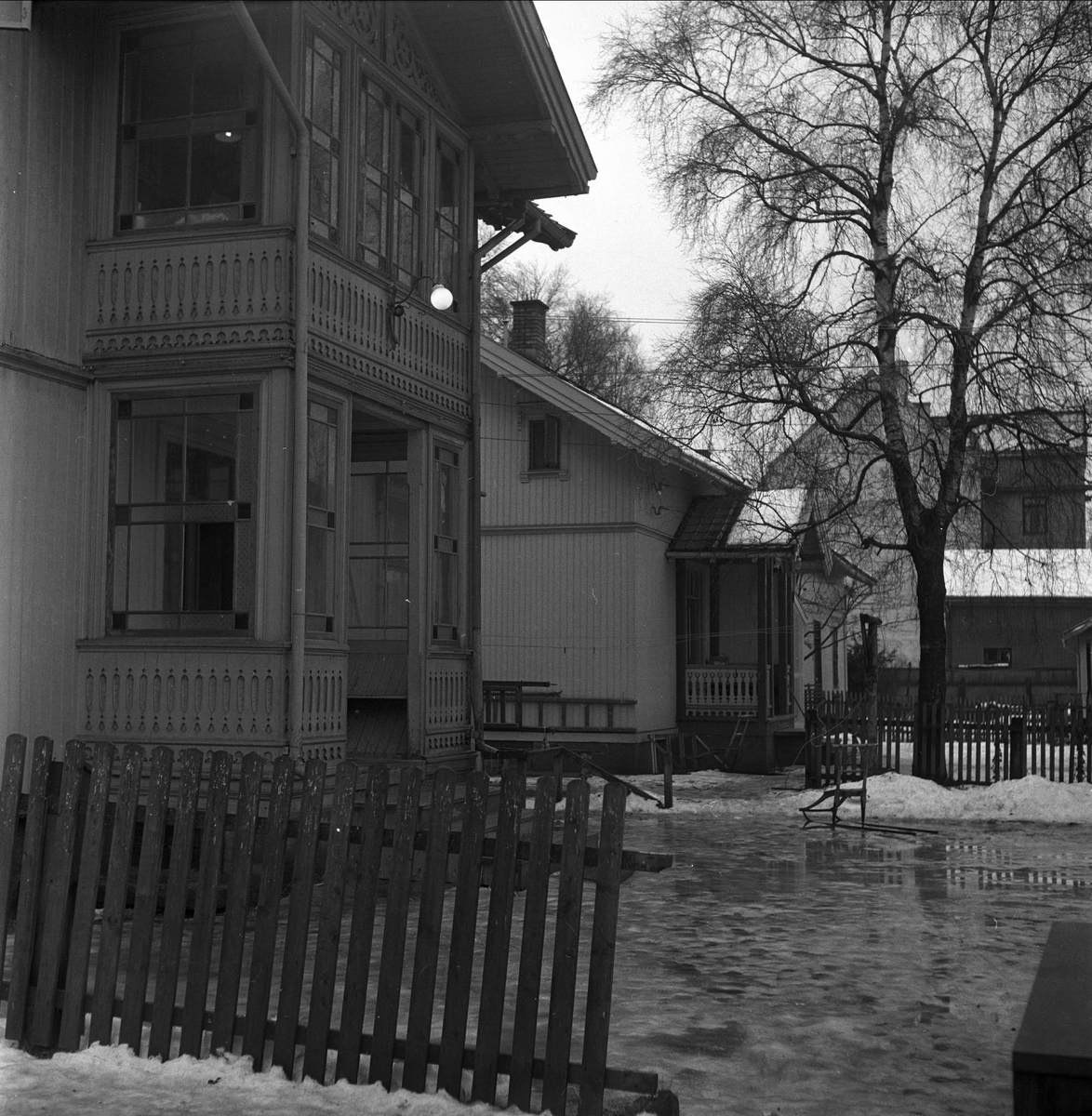 Lillestrøm, Skedsmo, Akershus, desember 1952. Eldre villabebyggelse. Sveitserstil, glassveranda.