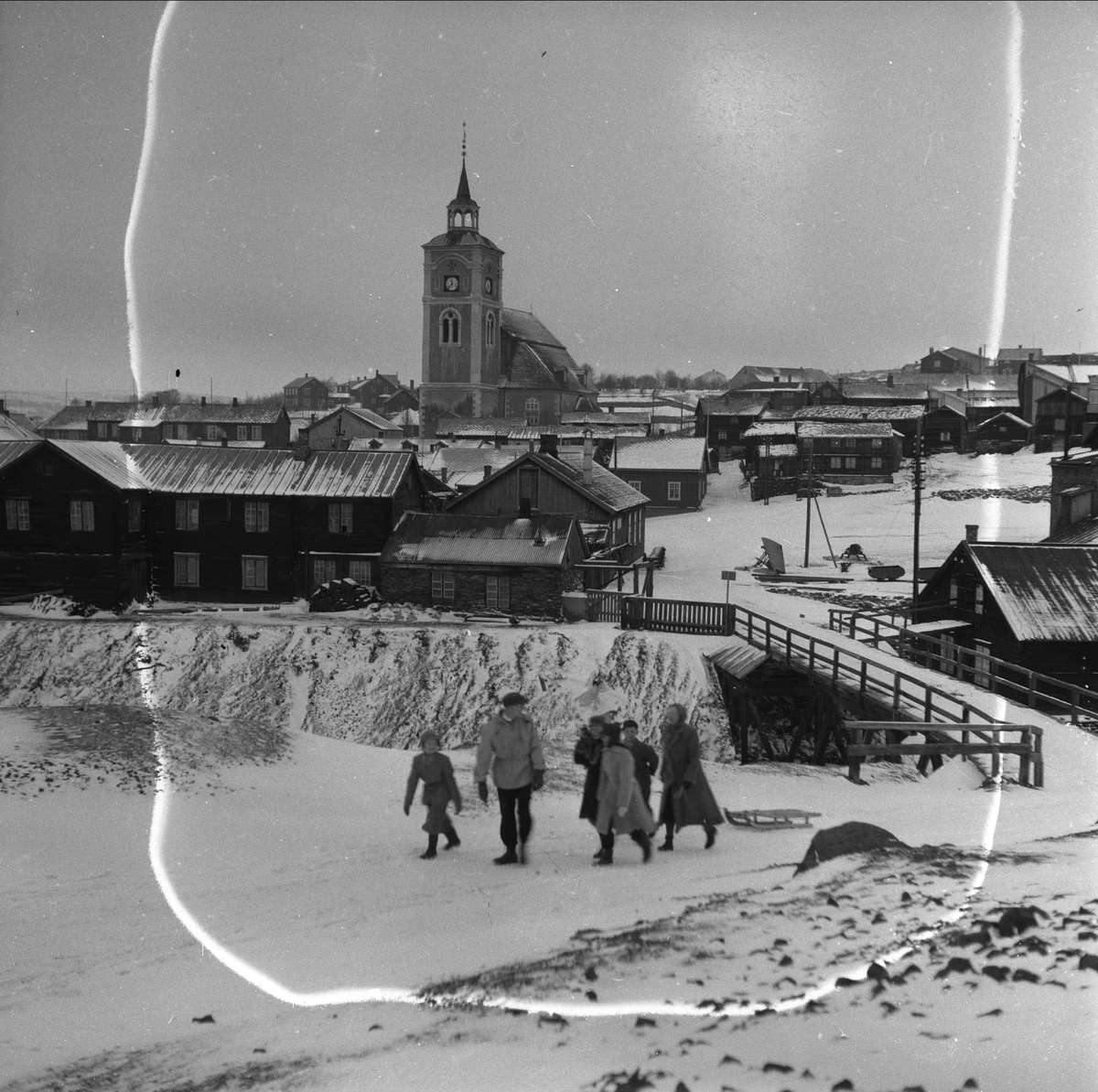 Røros, Sør-Trøndelag, 18.12.1954. Bybilde, med kirka.