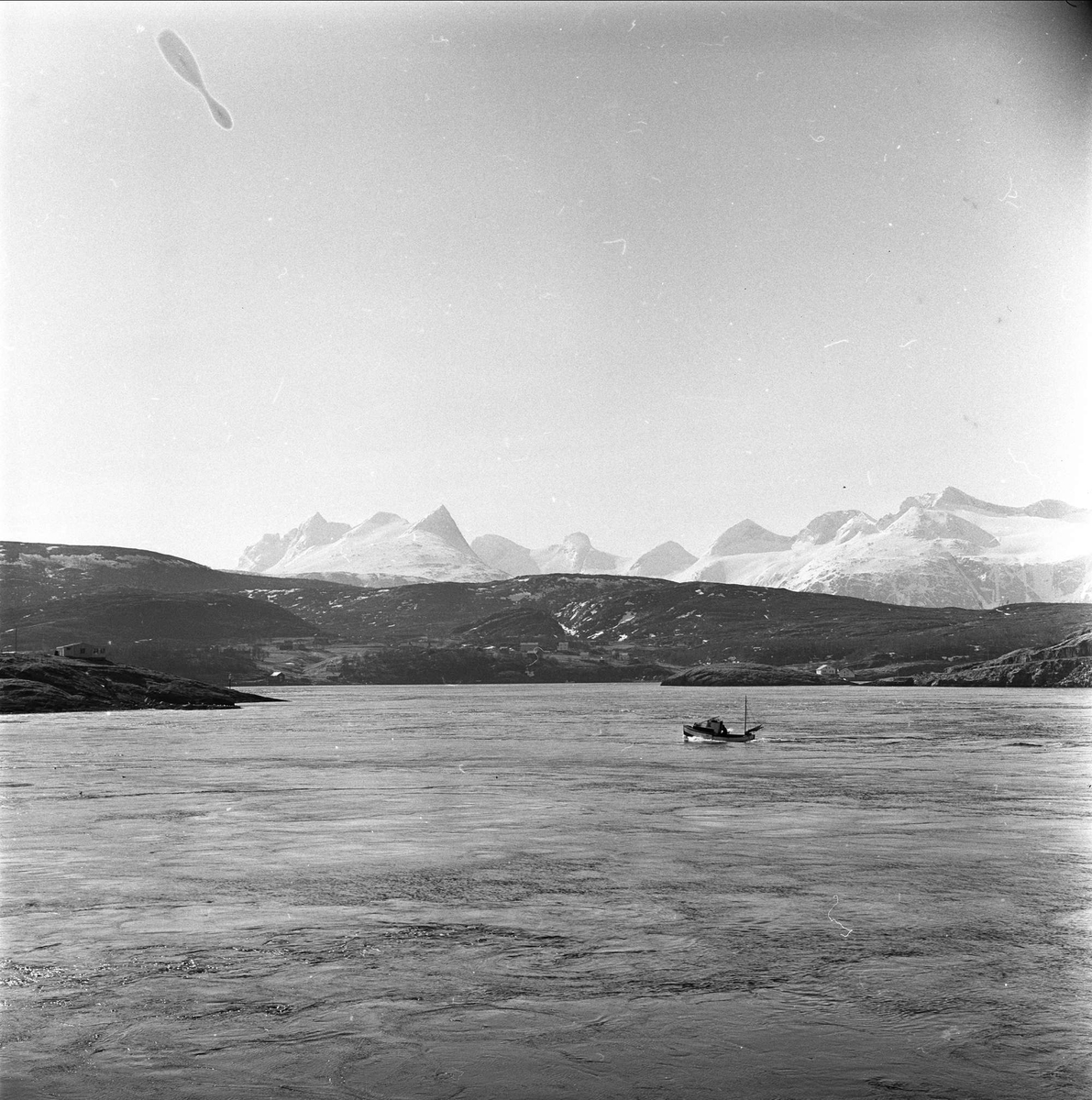 Saltstraumen, Bodø, Nordland, april 1963. Fjordlandskap med båt.