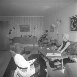 Bogerud, Oslo, antatt 1964. Stue, interiør med kvinne.