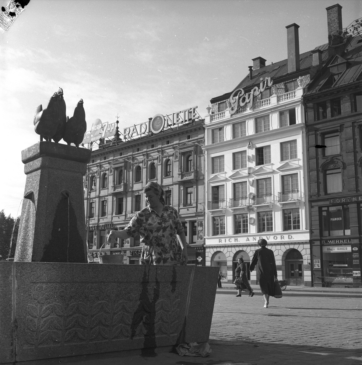 Stortorvet 3, Oslo, 19.07.1955. Andvordgården. Bygninger, fontener og gate.