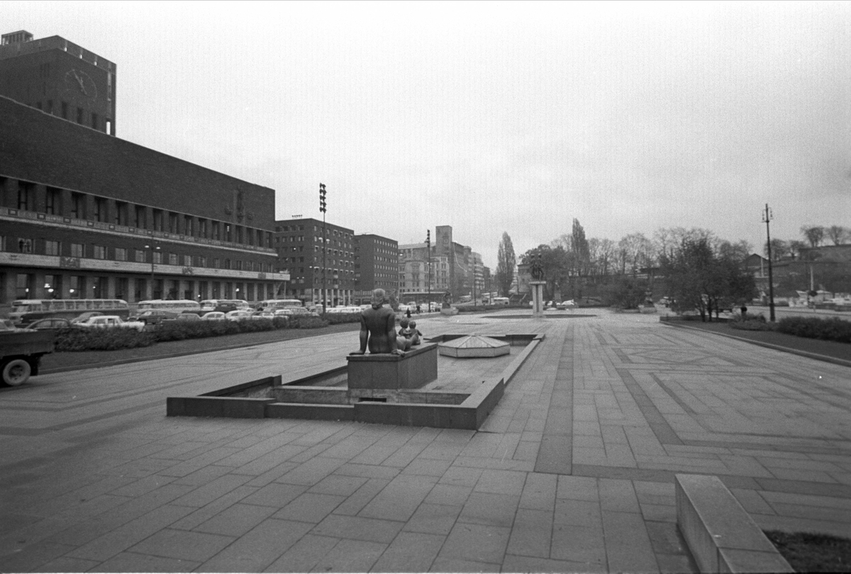 Rådhusplassen, Oslo, november 1963. "Rådhusplassen til skrekk og advarsel".