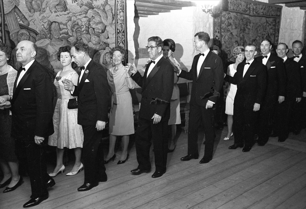 Oslo, 19.06.1965, Stortinget, avslutnings fest på Akershus slott, stortingsrepresentanter i festsalen, polonese.
