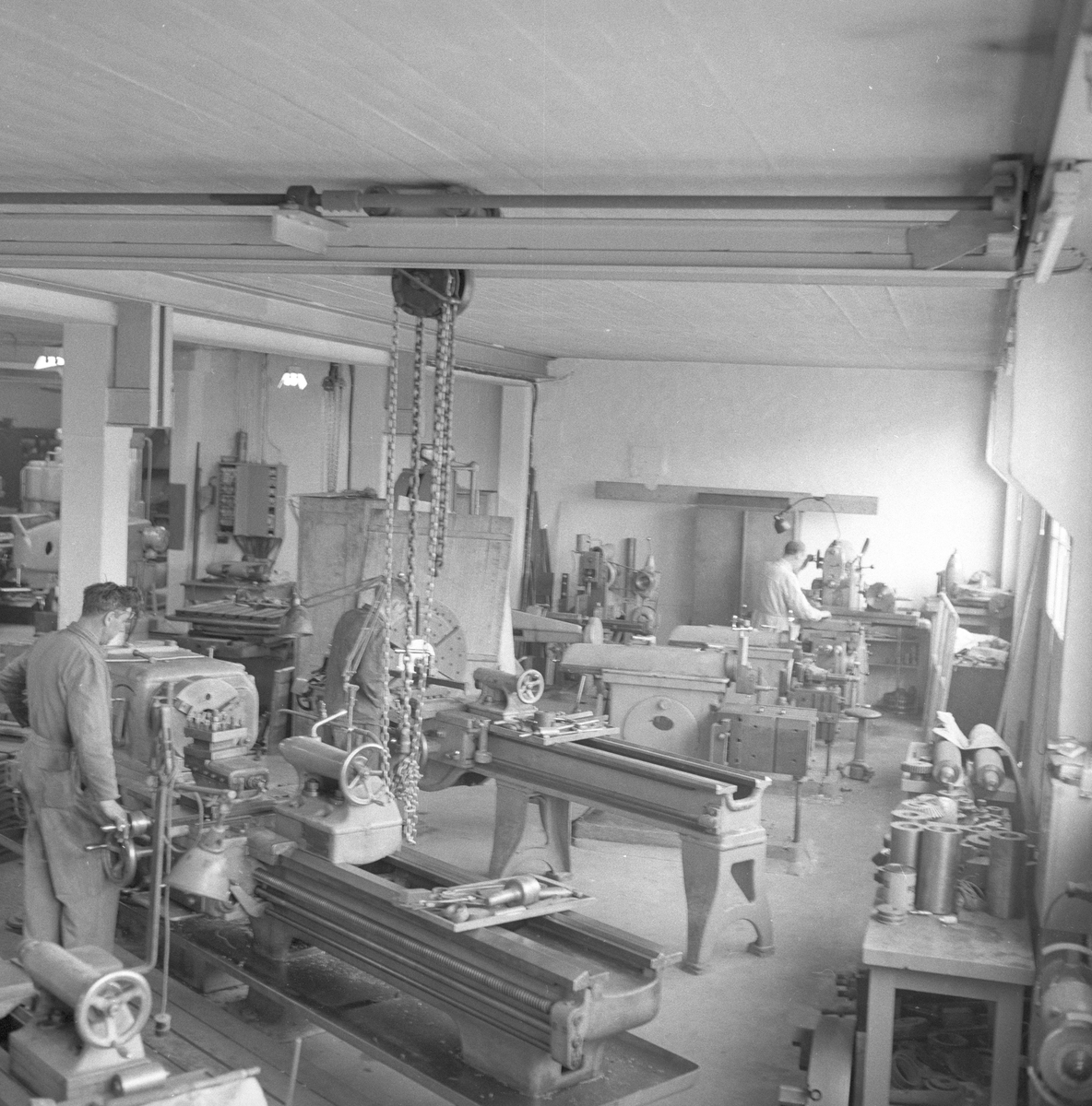 Hamar, 30.04.1955, Ideal Flatbrødfabrikik, fra produksjonslokalet.
(Alternativt fra Ham-Jern samme sted?)