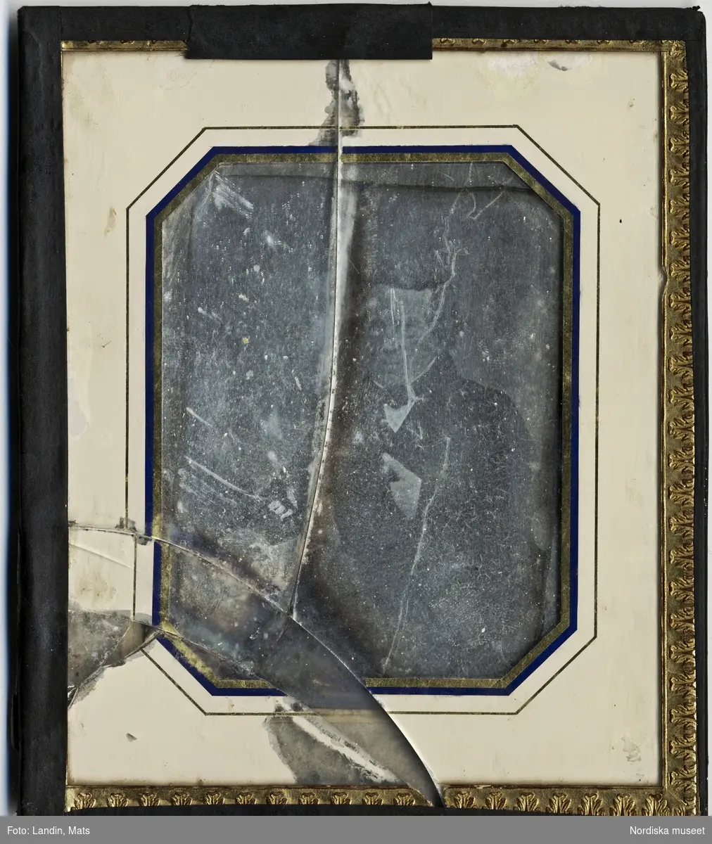 Dagerrotyp / daguerreotyp utförd av J W Bergström, porträtt av biskop K E Fahlcrantz, ca. 1844-1850. Nordiska museet inv.nr 178588.
-
Quarter-plate daguerreotype portrait of bishop K. E. Fahlcrantz. Daguerreotype by J. W. Bergström, c. 1844-1850.