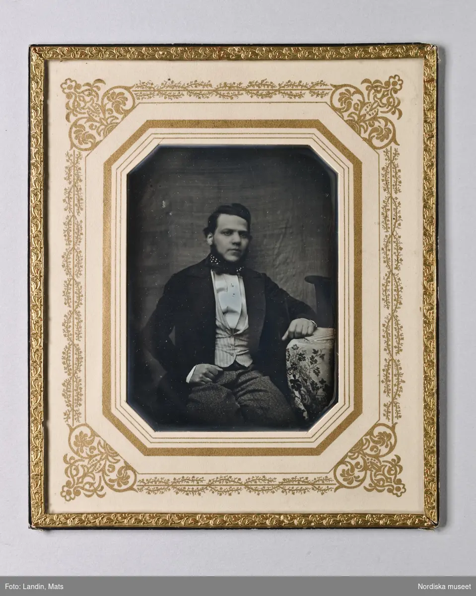 Dagerrotyp / daguerreotyp i ram, porträtt av okänd man, ca. 1850. Nordiska museet inv.nr 196099.
-
Portrait of unidentified man, c. 1850. Quarter-plate daguerreotype.