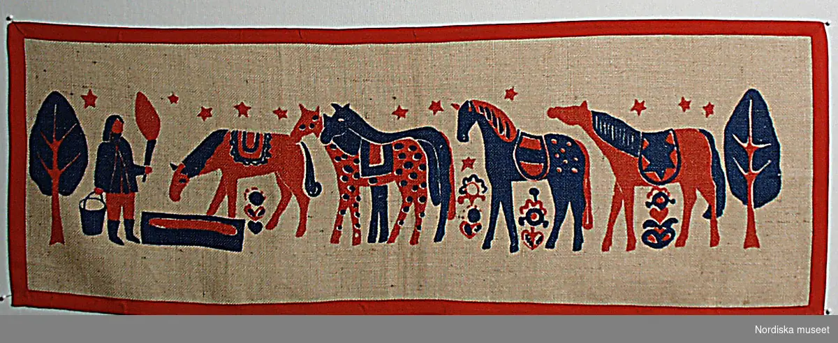 Huvudliggaren:
"Bonad, 'Staffansbonad', juteväv, tryckt mönster i blått och rött, kantad med rött bomullsband; mönster: fem hästar vid brunn, man med spann och fackla, stjärnor."