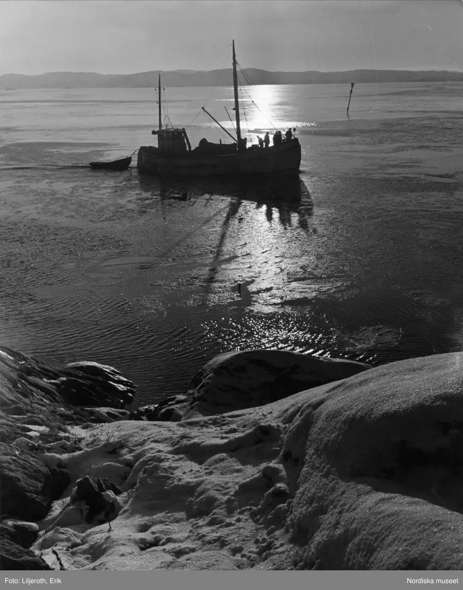 Fiskeb&aring;t med en jolle p&aring; sl&auml;p p&aring; v&auml;g hem mot Lysekil