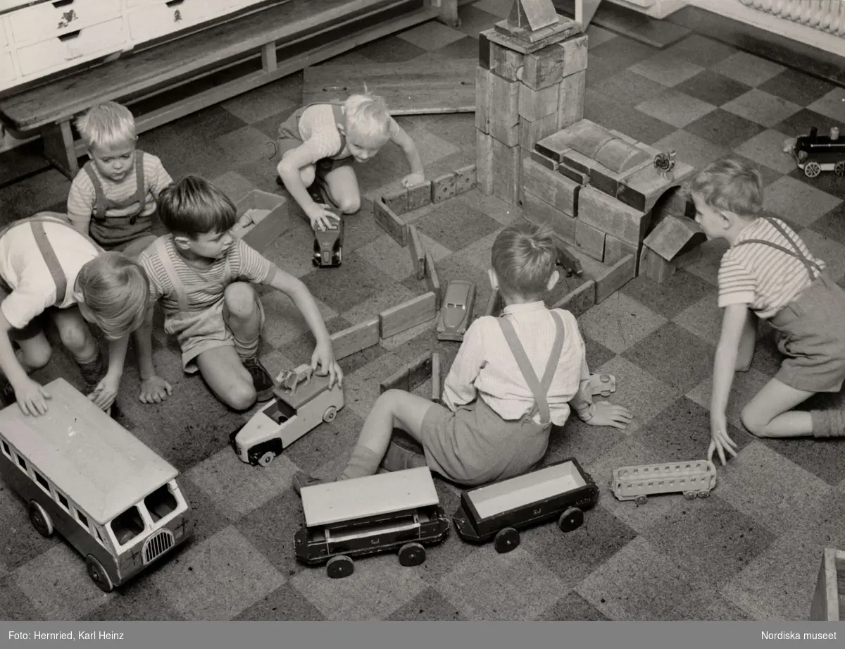 Lekskola/ daghem. En grupp pojkar leker med klossar och bilar