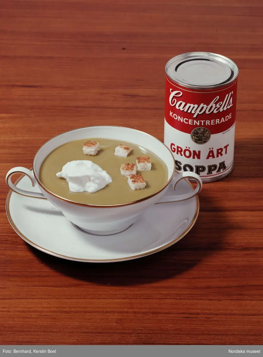Campbells gröna ärtsoppa, konservburk. Soppan upplagd i soppskål.