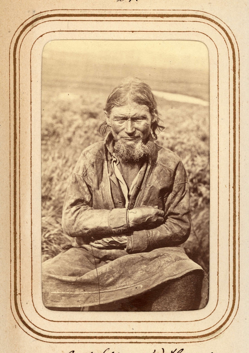Porträtt av Amund Persson (Menlös) Hunsi, 64 år, Tuorpons sameby. Ur Lotten von Dübens fotoalbum med motiv från den etnologiska expedition till Lappland som leddes av hennes make Gustaf von Düben 1868.