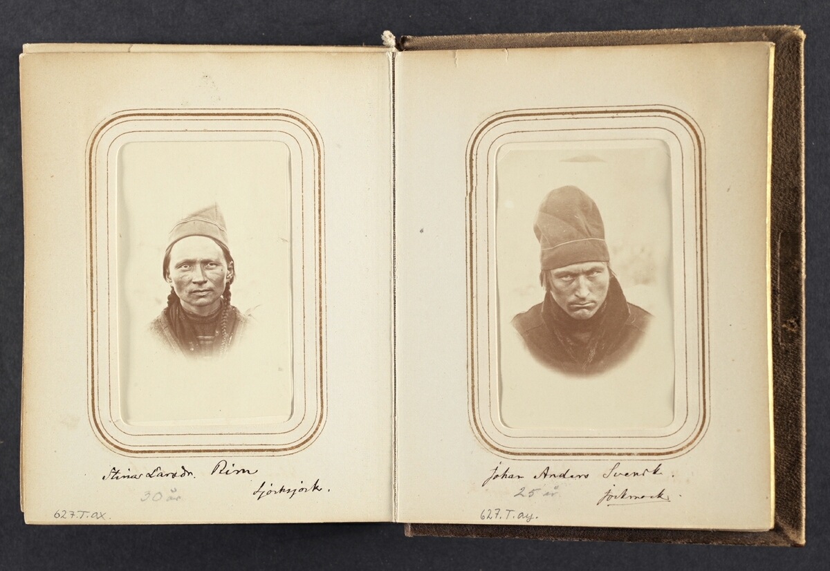 Porträtt av Johan Anders Svensk, 25 år, Jokkmokk. Ur Lotten von Dübens fotoalbum med motiv från den etnologiska expedition till Lappland som leddes av hennes make Gustaf von Düben 1868.