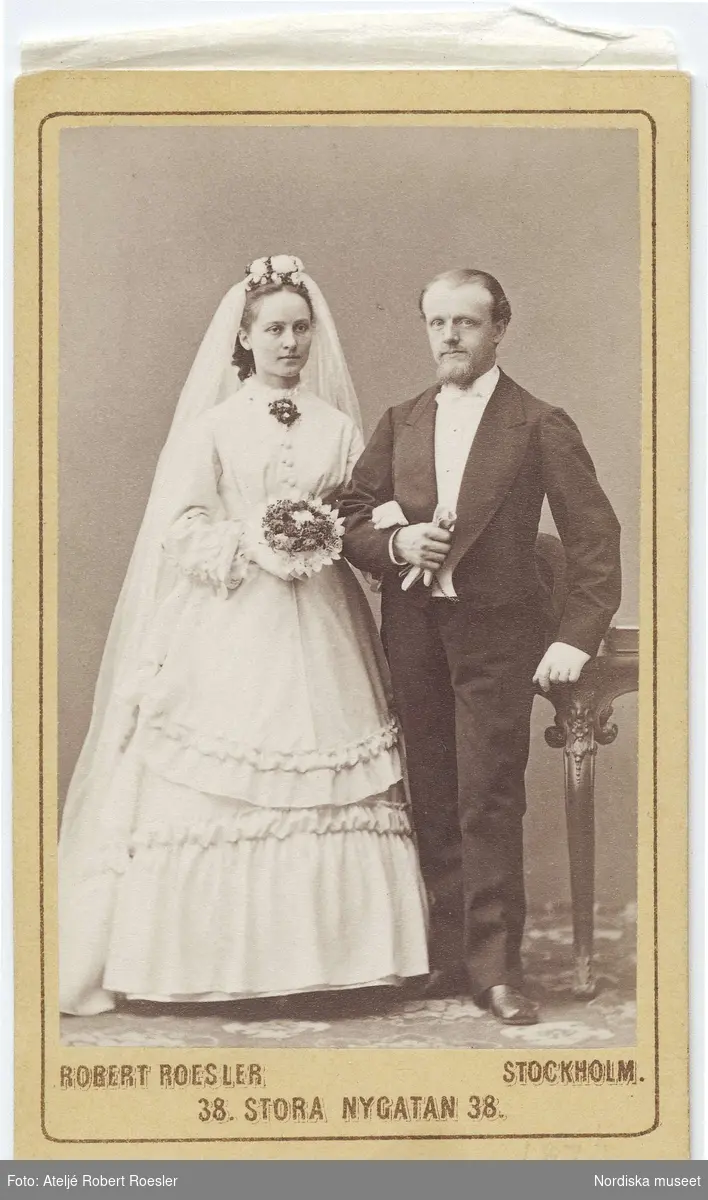 Bröllop. Robert Roesler och hans nyblivna fru Maria. Foto taget i brudgummens egen fotoateljé på Stora Nygatan 38 i Gamla Stan, Stockholm.