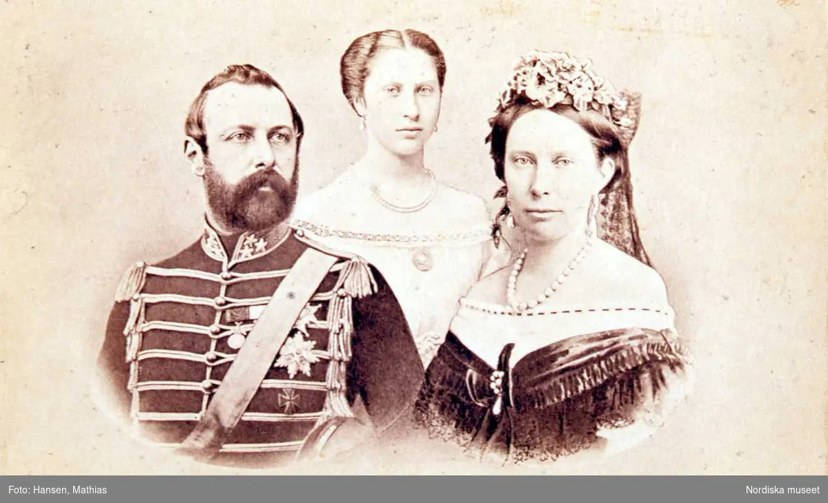 Kung Karl XV,  drottning Lovisa och prinsessan Lovisa.