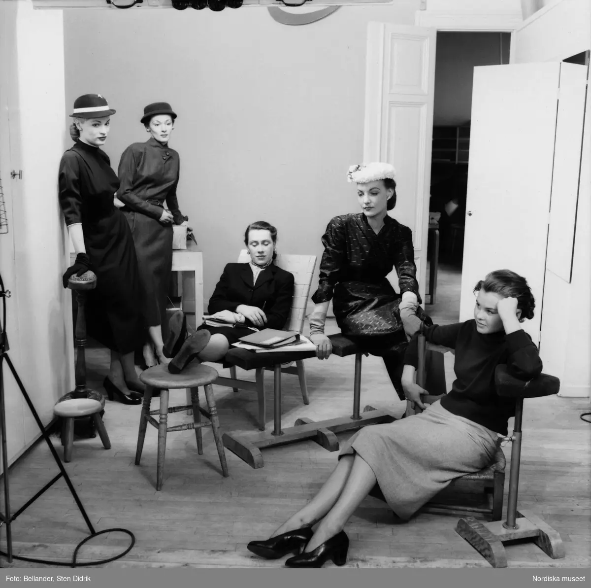 Kvinnliga modeller väntar i studion.