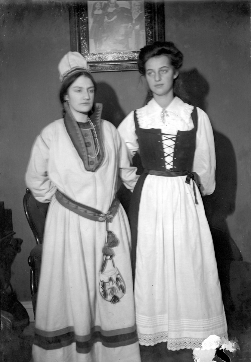 Sigrid och Anna Rydbeck klädda i folkdräkter på Lekstugan i Jönköping.