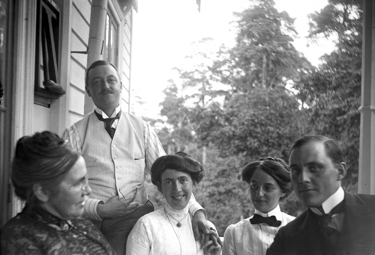 Gruppbild. Augusta Olson, Oscar , Signe,  Anna  Rydbeck, Waldemar Personne i  Anneberg (Stocksund).