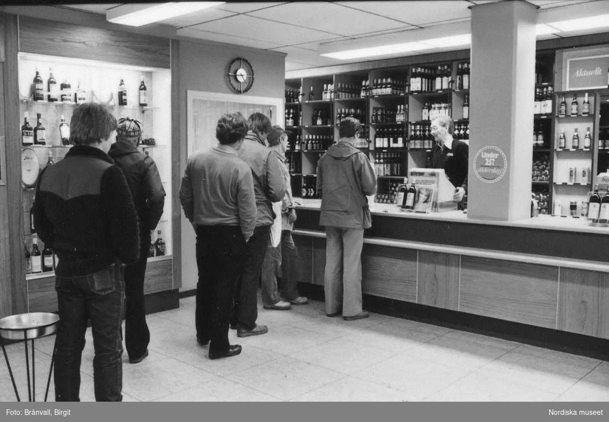 Storuman 1982. Systembolaget. Personal och kunder under en eftermiddag i slutet av veckan.