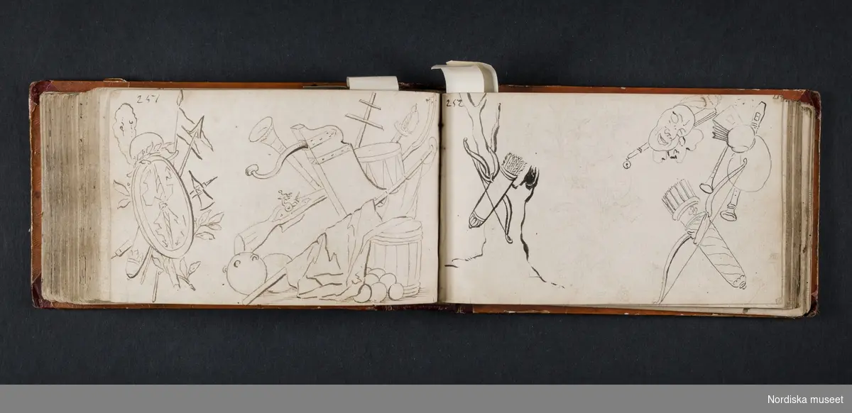 "Röda boken". Liten bok med initialerna H B på framsidan och årtalet 1728 på baksidan. Boken innehåller skisser av myter, människor, djur, byggnader och växter. Enligt medföljande utdrag ur brev från Knut Almström till direktör Fredrik Wehtje 1952 så har boken tillhört Petter Gustaf Löfström och därefter en man med efternamnet Bundred som var gravör vid Rörstrand.