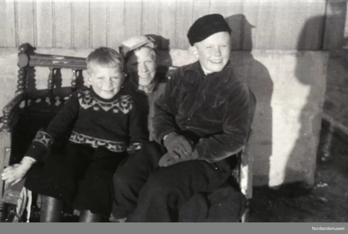Barn fra Rønvik. Gutten til høyre kalte Hennig "meinen Norwegenlehrer"
