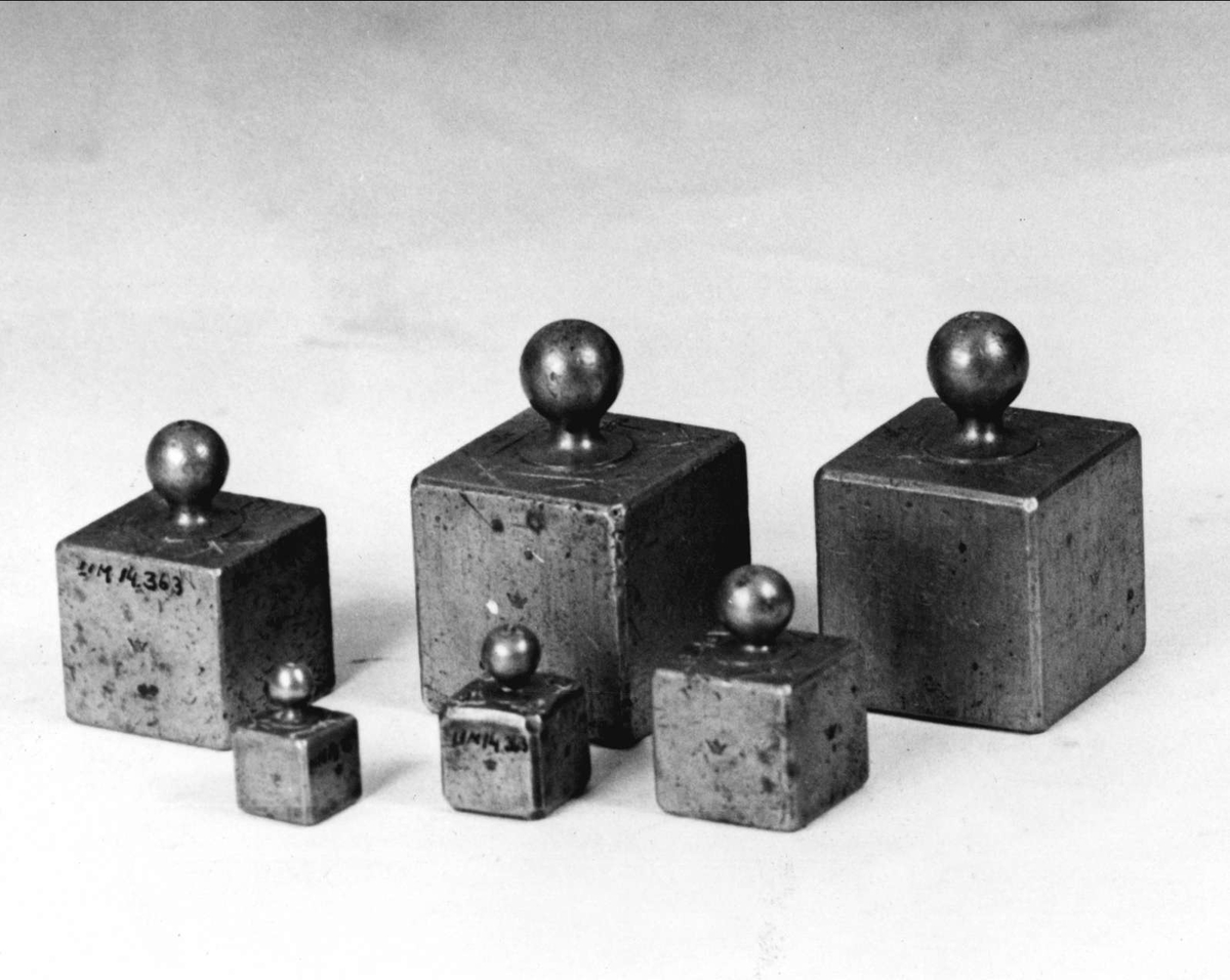 6 st. vikter 200-10 gr, varav 2 st. 200 gr. Krönta och stämplade GLK, EGL, DKA, samt de årtal, vid vilka kontroll skett, 1870 - 1878.
