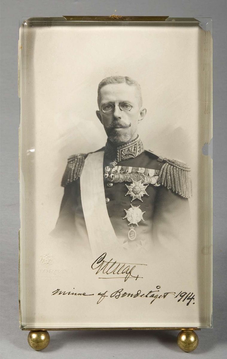 Signerat porträtt av kung Gustav V.