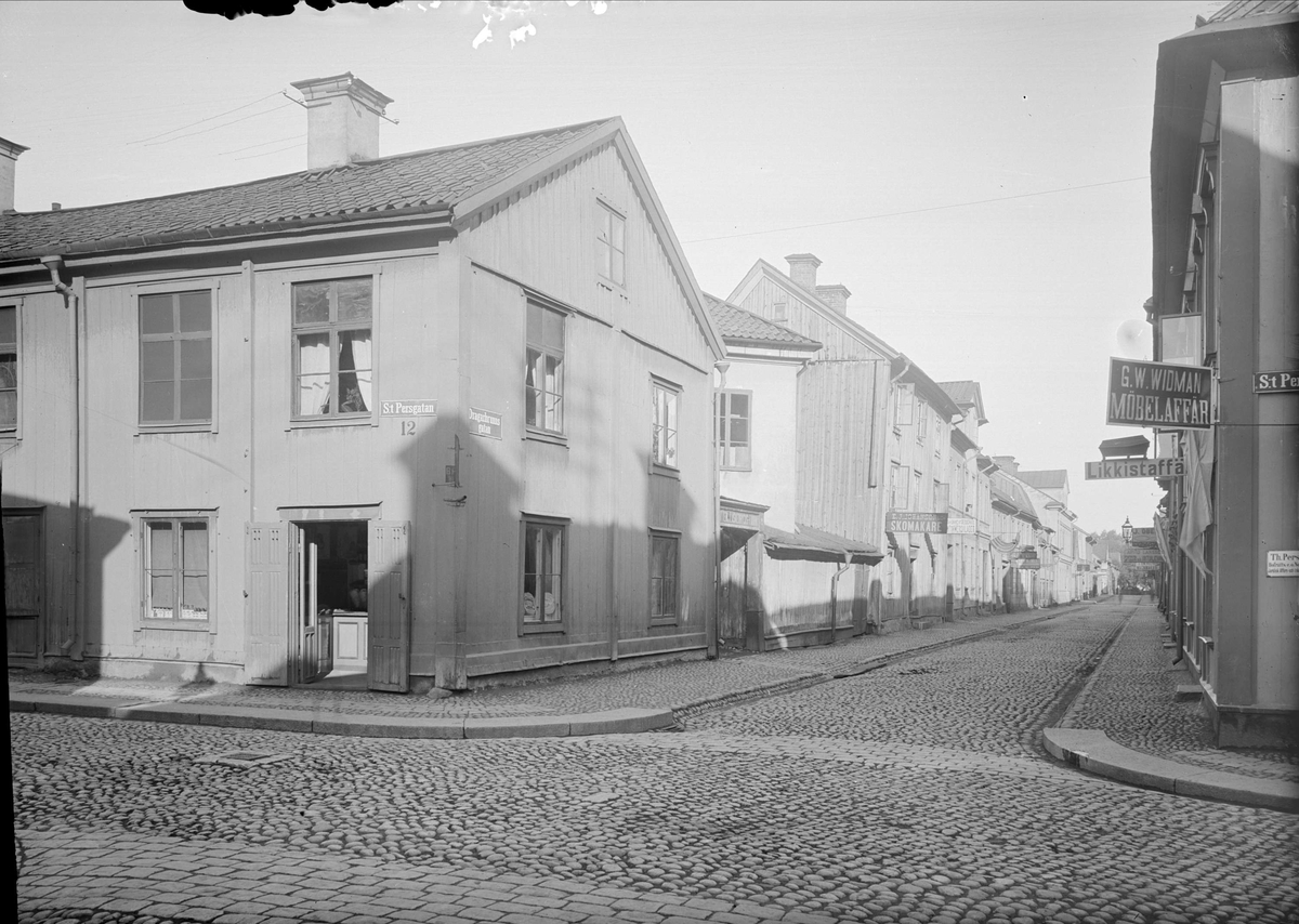 Dragarbrunnsgatan mot nordväst från S:t Persgatan i Uppsala 1901 - 1902
