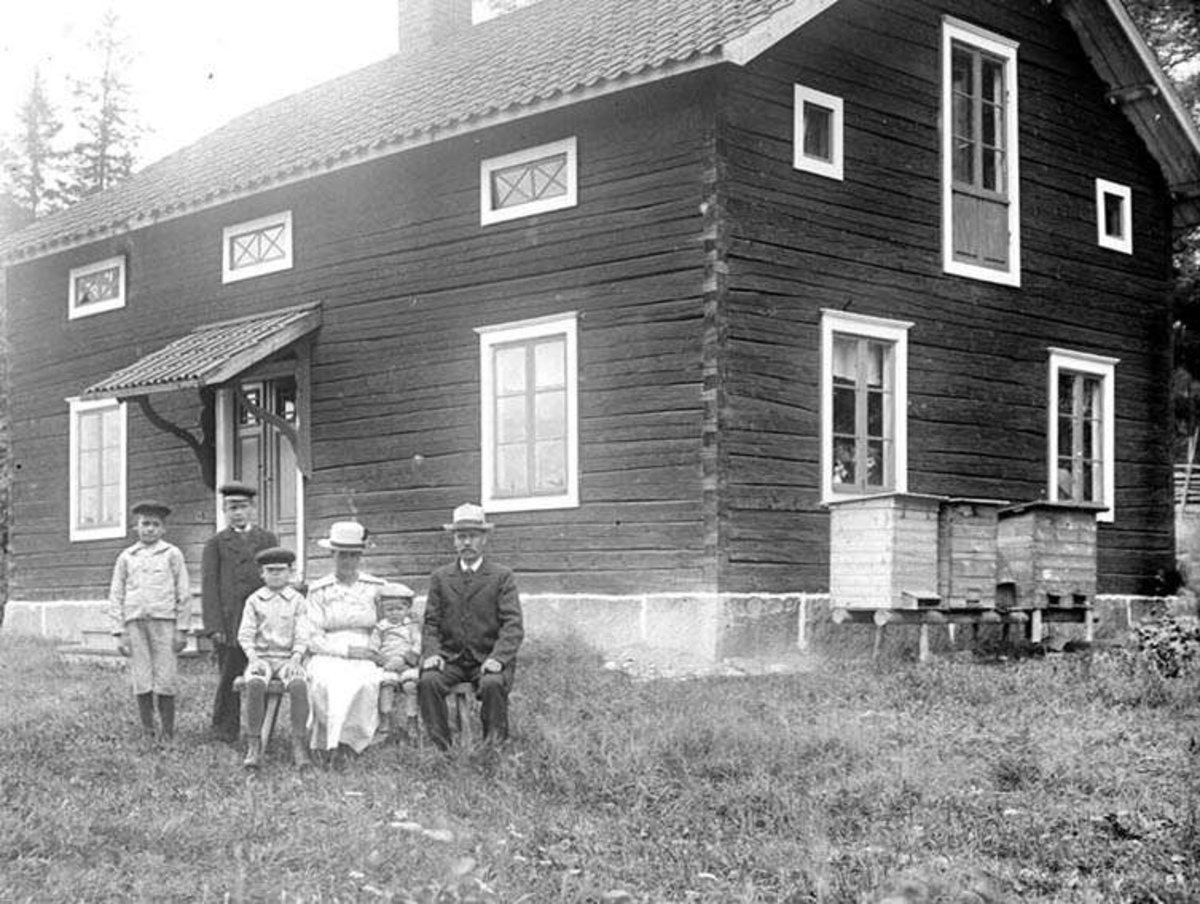 "Muraren C. Lindberg Sättersbo Varmsätra med familj utanför villan", Västerlövsta socken, Uppland 1919