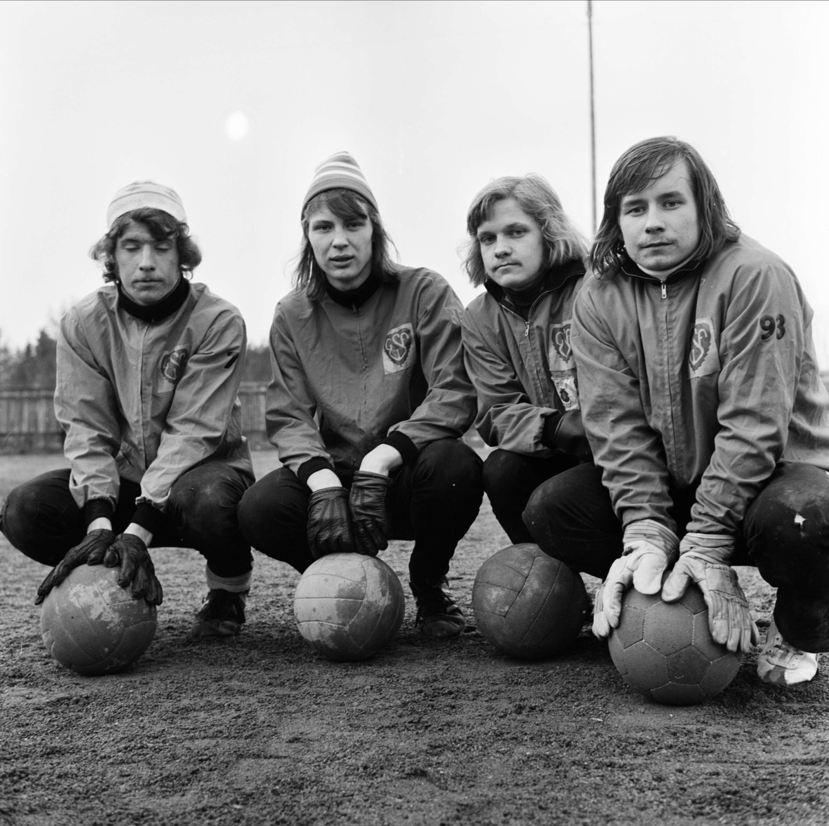 Fotbollsspelarna Bengt-Olov Pettersson, Kenneth Lindberg, Jan Hillgren och Bo Hillgren innan seriestarten i Söderfors GoIF, Söderfors, Uppland 1973